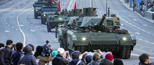 Bei der Militärparade zum Tag des Sieges präsentiert Russland seine T-14 Armata-Panzer.