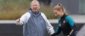 Interimstrainer Horst Hrubesch will der Deutschen Fußball-Nationalmannschaft der Frauen wieder Spielfreude und Selbstvertrauen geben.