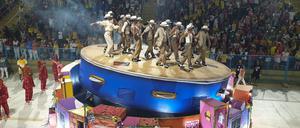 Step bei Step. Eine Gruppe von Tänzern auf einer überdimensonierten Trommel im Sambadrom von Rio. 