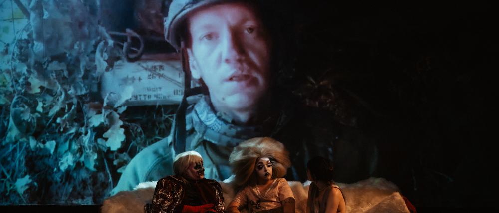 Antonina Romanova auf der Leinwand des Gorki-Theaters während der Aufführung von  „Fucking Truffaut“.