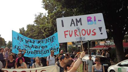 Bi-Furious statt Bi-Curious: Bisexuelle demonstrieren auf dem Kreuzberger CSD.