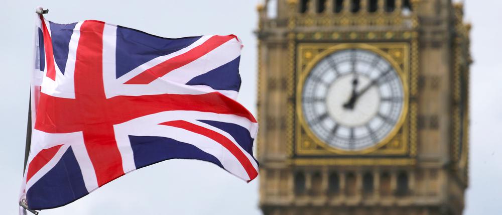 Eine britische Fahne weht vor dem berühmten Uhrturm Big Ben. 