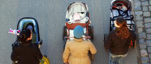 Junge Frauen schieben Babys im Kinderwagen bei einem Spaziergang. (Symbolbild)