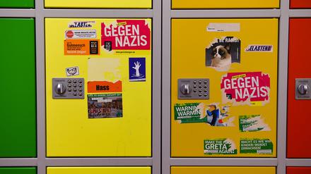 Aufkleber unter anderen mit politischen Botschaften gegen Rechtsextremismus beschmücken die Schließfächer der Schüler in der Fichtenberg-Oberschule im Berliner Stadtteil Steglitz.