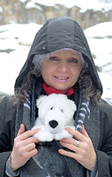 Knuts Fans kommen aus aller Welt. Diese Frau aus Frankreich zeigt dem Kuscheltier den echten Knut. Quelle: Foto: dpa