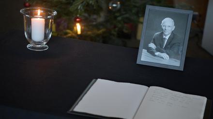 Ein Kondolenzbuch für den verstorbenen Politiker Wolfgang Schäuble (CDU) liegt auf einem Tisch in der Landesvertretung von Baden-Württemberg. 