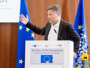 Robert Habeck (Bündnis 90/Die Grünen), Bundesminister für Wirtschaft und Klimaschutz, spricht bei der Konferenz „20 Jahre EU-Erweiterung“ im Haus der Deutschen Wirtschaft. 