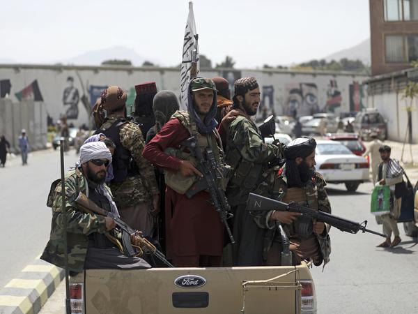 Schwer bewaffnete Taliban-Kämpfer patrouillieren nach ihrer Machtübernahme durch Kabul. 