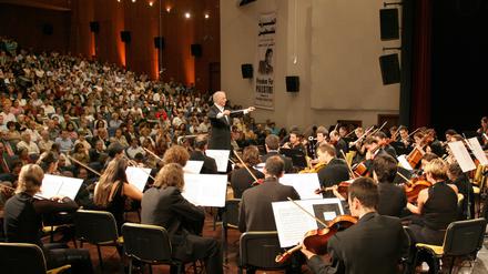 Konzert des West-Eastern Divan Orchestra mit Daniel Barenboim im Kulturpalast von Ramallah im Jahr 2005.