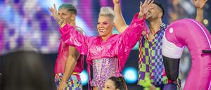 Pink (M) tritt bei einem Konzert ihrer „Summer Carnival 2023“ Tour im Olympiastadion auf.
