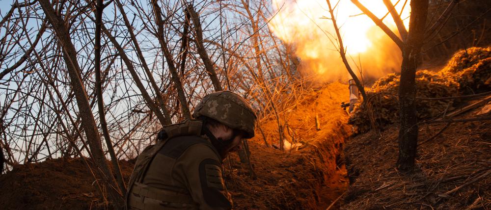 Der ukrainische Soldat Sergej feuert einen Mörser auf russische Stellungen ab. 