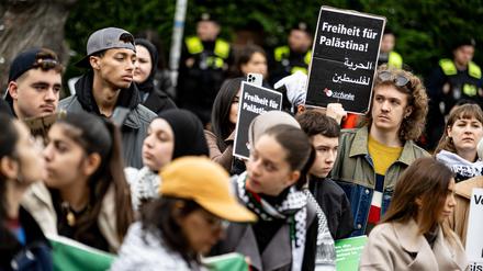 Studenten nehmen an einer Kundgebung für Palästina mit einem schild “Freiheit für Palästina!”an der FU Berlin teil. +++ dpa-Bildfunk +++
