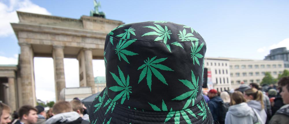 20.04.2024, Berlin: Tausende Menschen feiern am Brandenburger Tor bei der Kundgebung und dem Fest zur Legalisierung von Cannabis. Foto: Paul Zinken/dpa +++ dpa-Bildfunk +++