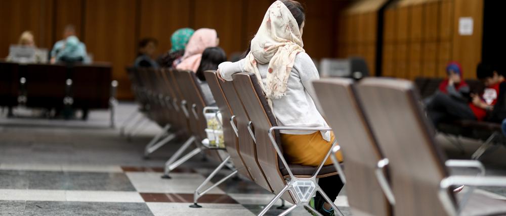 Eine geflüchtete Familie aus Afghanistan wartet im Landesamt für Flüchtlingsangelegenheiten in Berlin auf den Beginn der Bearbeitung des Asylverfahrens. 