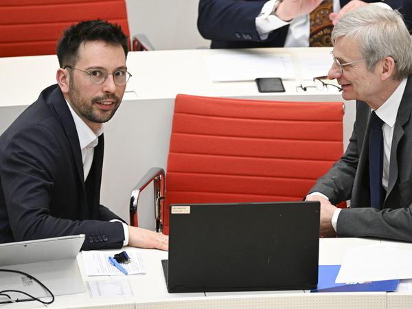 Dennis Hohloch und AfD-Landtagsfraktionschef Hans-Christoph Berndt unterhalten sich bei einer Sitzung des Landtages Brandenburg. 