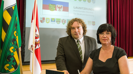 Die Bürgermeisterin von Spremberg in Brandenburg, Christine Herntier (r.) und der Oberbürgermeister von Weißwasser in Sachsen, Torsten Pötzsch (beide parteilos) sprachen 2021 für die Lausitzrunde. 