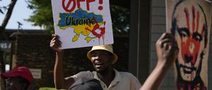 Menschen, die die Ukraine unterstützen, protestieren vor dem Dirco (OR Tambo) Building in Pretoria, Südafrika.