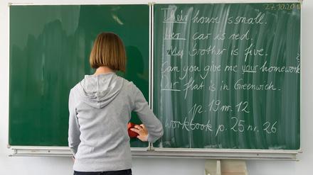 Eine Lehrerin steht an einer Tafel. (Symbolbild)