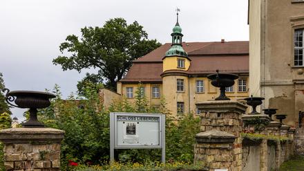 «Schloss Lieberose» steht auf einem Schild vor dem Schlossgebäude in Lieberose. Eine Mutter aus Bosnien mit vier Kindern hat wenige Tage nach ihrem Umzug nach Lieberose aus Angst vor rassistischen Angriffen den Spreewald-Ort wieder verlassen.