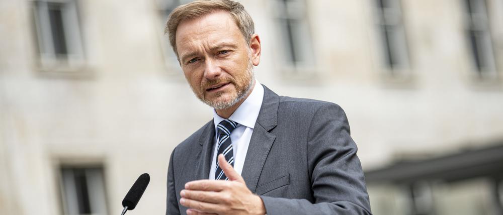 Christian Lindner (FDP), Bundesminister der Finanzen, gibt Ende August im Hof des Finanzministeriums ein Pressestatement. 