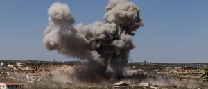 25.06.2023, Syrien, Dschisr asch-Schughur: Rauch steigt nach einem Luftangriff russischer Kampfflugzeuge auf, der unter anderem einen Gemüsemarkt am Rande der Stadt traf.