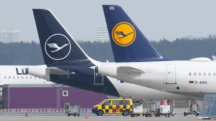 Passagiermaschinen der Lufthansa stehen auf dem Rollfeld auf dem Flughafen Frankfurt. (Symbolbild)