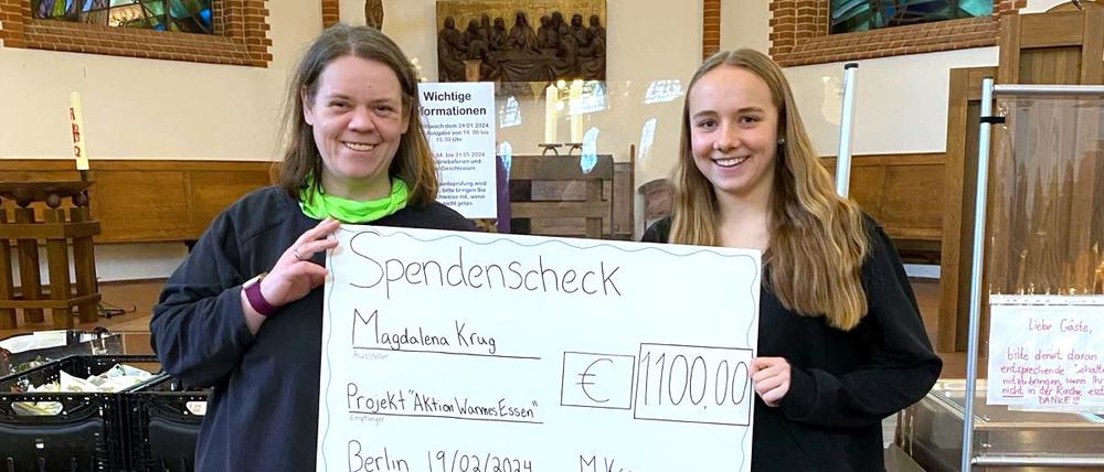 1100 Euro für die Aktion Warmes Essen: Schwester Heike Erpel und Magdalena Krug bei der Spendenübergabe in der Zehlendorfer Pauluskirche.