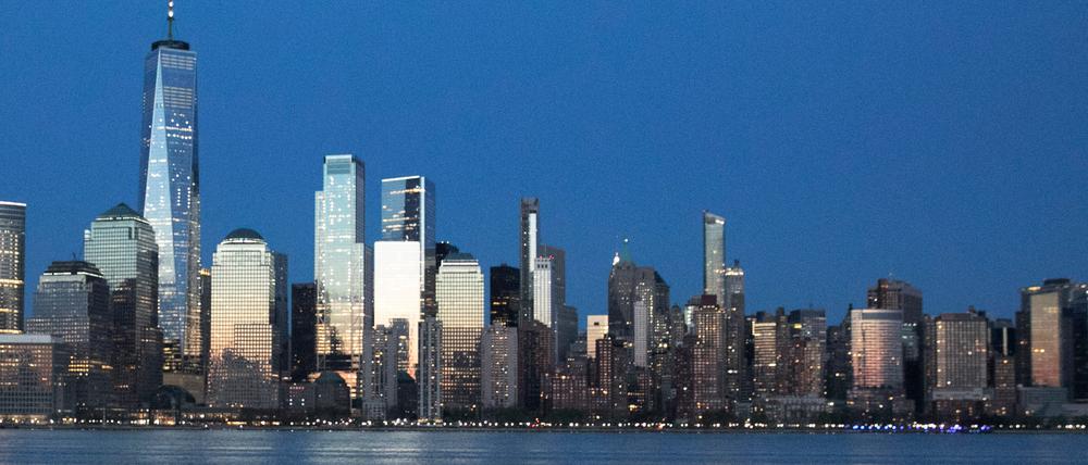 ARCHIV - 29.04.2020, USA, Jersey City: Die Skyline von Manhattan. New York könnte künftig stärker von Überflutungen betroffen sein als andere Küstenstädte. (Zu dpa "New York sinkt ab, auch durch Bebauungslast - Überflutungen drohen") Foto: Mark Lennihan/AP/dpa +++ dpa-Bildfunk +++
