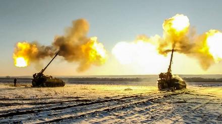 Zwei Haubitzen auf der russischen Verteidigungslinie in Cherson