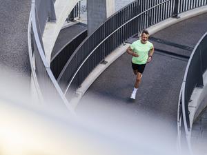 Ein trainierter Mann joggt.