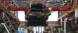 Produktion von „Fuchs“-Transportpanzern bei Rheinmetall in Kassel. Die Industrie will ihre Kapazitäten ausbauen.