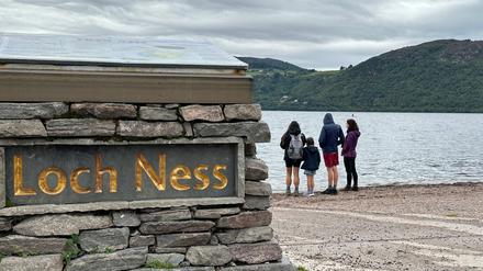 Menschen am Ufer des Loch Ness