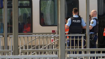 08.04.2024, Rheinland-Pfalz, Lahnstein: Polizeibeamte stehen am Bahnhof in Niederlahnstein vor einem Zug. In der Regionalbahn hat es einen Messerangriff auf einen Fahrgast gegeben, der dabei schwer verletzt wurde.