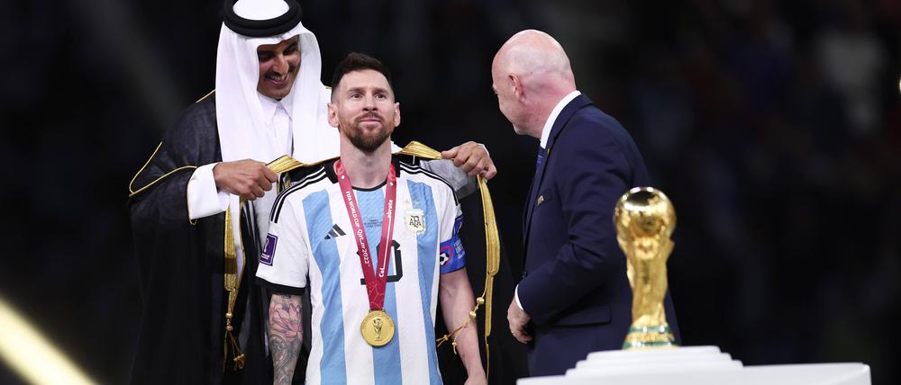 Lionel Messi bekam als Weltmeister zuletzt sogar einen Umhang übergestreift.