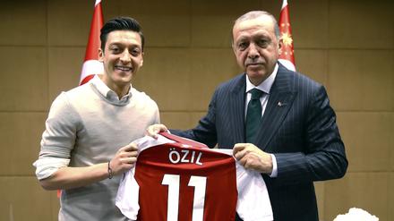 Das umstrittene Bild von Mesut Özil und Recep Tayyip Erdogan, 2018 in London. 