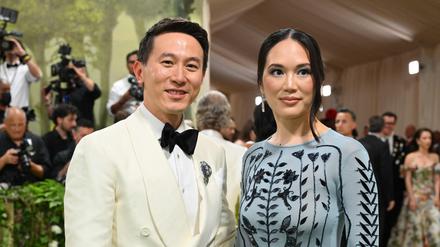 Tiktok CEO Shou Zi Chew und seine Frau Vivian Kao auf der Met Gala 2024 im Metropolitan Museum of Art.