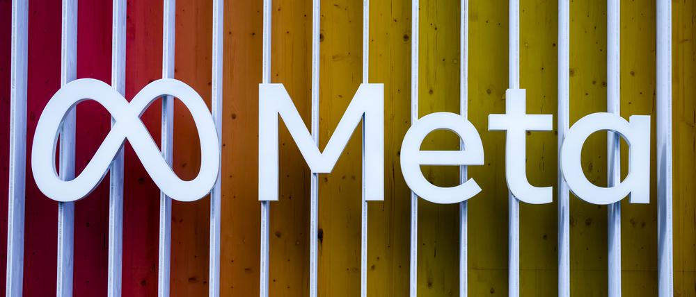 ARCHIV - 26.05.2022, Schweiz, Davos: Das Logo von Meta ist während der 51. Jahrestagung des Weltwirtschaftsforums (WEF) zu sehen. (Zu dpa "Rekordstrafe von 1,2 Milliarden Euro gegen Facebook-Mutter Meta") Foto: Gian Ehrenzeller/KEYSTONE/dpa +++ dpa-Bildfunk +++