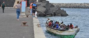 Migranten kommen in einem Boot im Hafen von La Restinga auf der Insel El Hierro an.