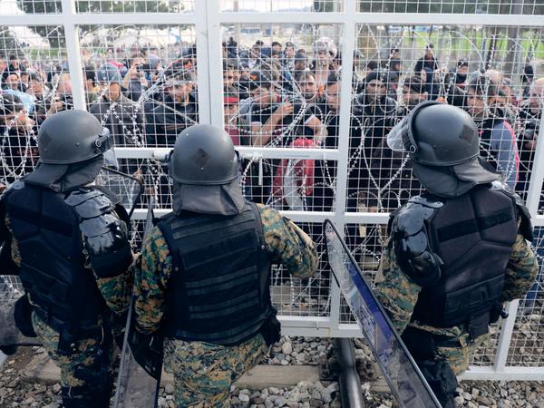 Uniformierte an der befestigten griechisch-mazedonischen Grenze 2016. Europa zieht immer höhere Grenzzäune.