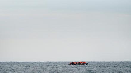 Eine Gruppe von Menschen, bei denen es sich vermutlich um Migranten handelt, überquert den Ärmelkanal in einem kleinen Boot, das von der französischen Küste in Richtung Dover fährt. 
