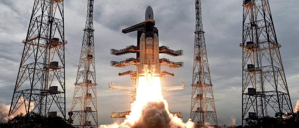 Dieses Foto der Indian Space Research Organization (ISRO) zeigt wie eine Trägerrakete vom Typ GSLV Mark-III mit der unbemannten Sonde «Chandrayaan-2» startet. (Archiv)