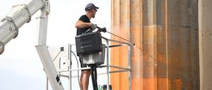 Reinigungsarbeiten nach einem Farbanschlag der „Letzten Generation“ auf das Brandenburger Tor.