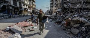 Ein Palästinenser geht nach israelischen Luftangriffen durch eine Straße in Rafah.