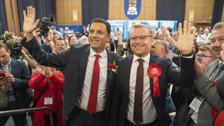 Anas Sarwar (l), Labour-Vorsitzende in Schottland, feiert mit dem Kandidaten Michael Shanks nach dem Sieg der Labour-Partei bei den Nachwahlen in Rutherglen und Hamilton West.