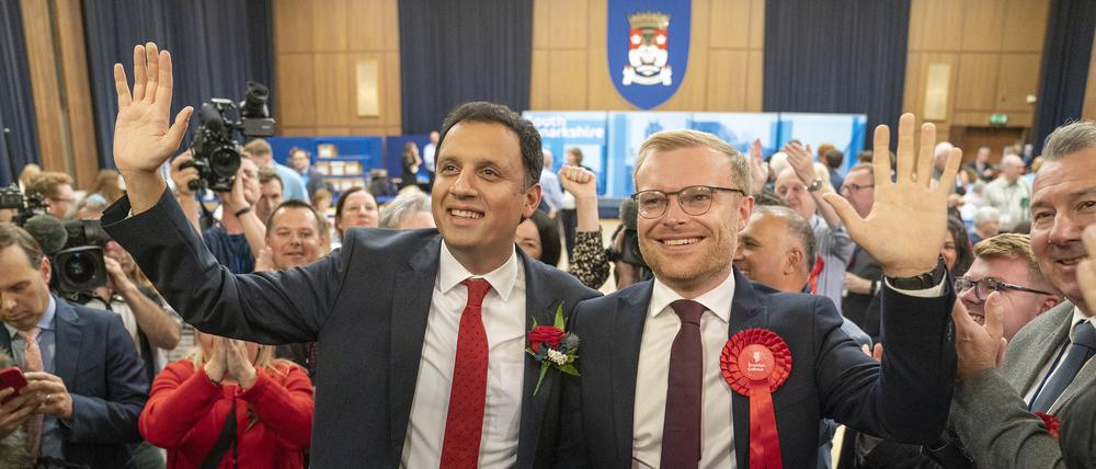 Anas Sarwar (l), Labour-Vorsitzende in Schottland, feiert mit dem Kandidaten Michael Shanks nach dem Sieg der Labour-Partei bei den Nachwahlen in Rutherglen und Hamilton West.