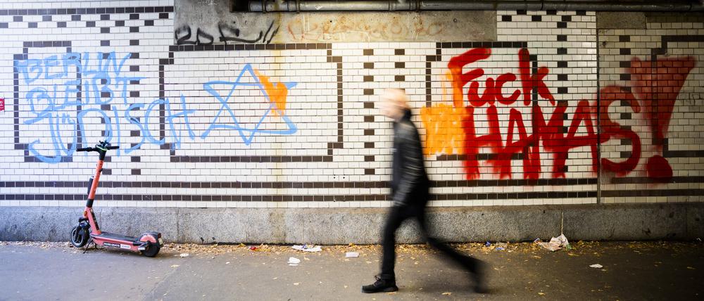 Parolen wie „Berlin bleibt jüdisch“ oder „Fuck Hamas“ hört man selten in der deutschen Kulturszene. 