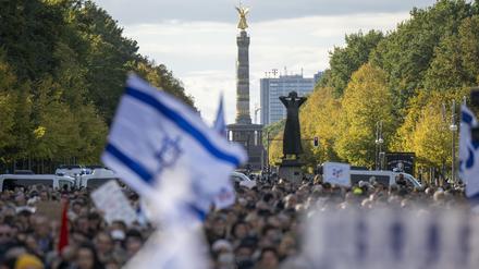 Zahlreiche Menschen nehmen an der Kundgebung „Aufstehen gegen Terror, Hass und Antisemitismus“ vor dem Brandenburger Tor teil. 