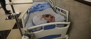Blick auf ein blutverschmiertes Bett im Ibn-Sina-Krankenhaus nach einem tödlichen israelischen Militärangriff. 