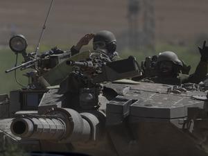 Israelische Soldaten oben auf einem Panzer nahe der Grenze zwischen Israel und Gaza.