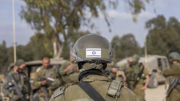 Israelische Soldaten versammeln sich in der Nähe der Grenze zwischen Israel und Gaza im Süden Israels (Symbolfoto).